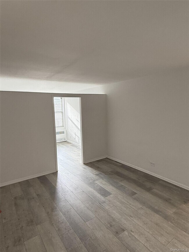 Foto del edificio - 83-30 Vietor Ave