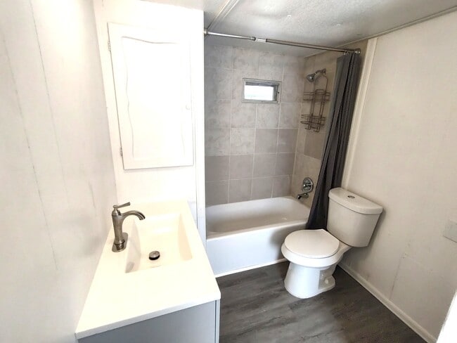 Building Photo - 900 9th Ave E