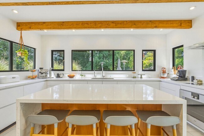Foto del edificio - Beautifully Remodeled 4BR + Office Mill Valley Home — Furnished, Private 3/4-Acre Setting, Walk t...