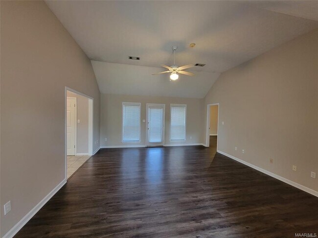 Foto del edificio - 6501 Juniper Tree Ln