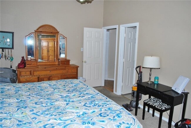 Building Photo - 2633 Bauer Dr