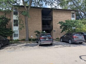 Building Photo - 5529 E Lake Dr