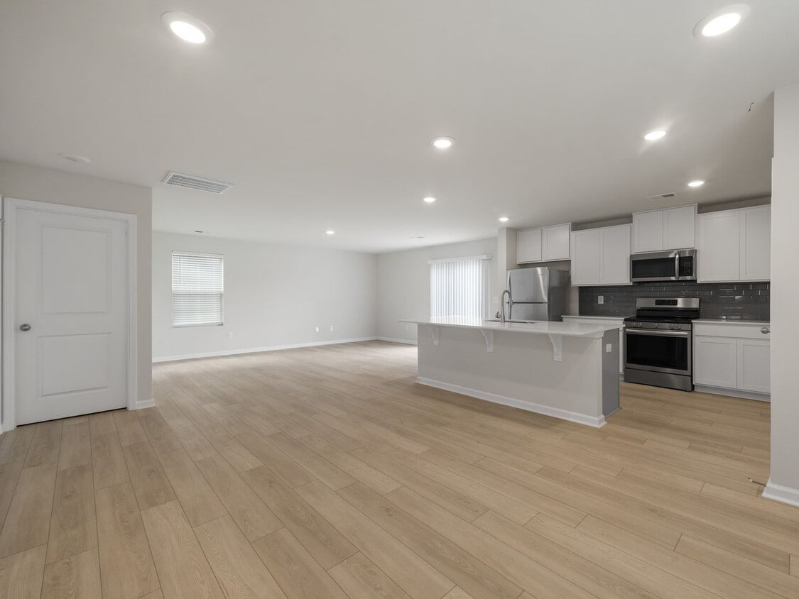 Foto principal - Modern 5BR Home with Quartz Kitchen & Open...