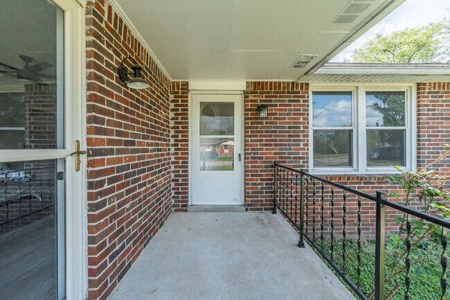 Building Photo - For Rent – Newly Renovated Duplex in Hendersonville, TN