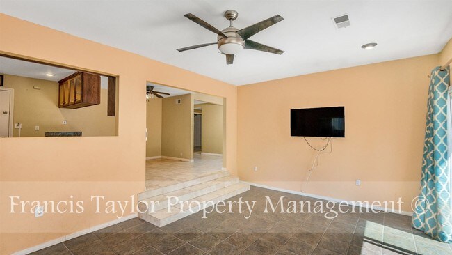 Foto del edificio - 3 br, 2 bath House - 14335 Sycamore Ave