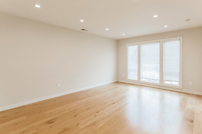 Building Photo - 107 Maddux Ave