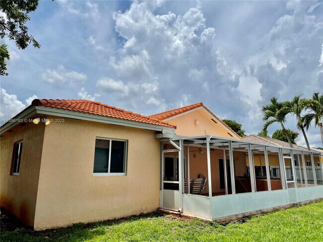 Foto del edificio - 8915 NW 164th St