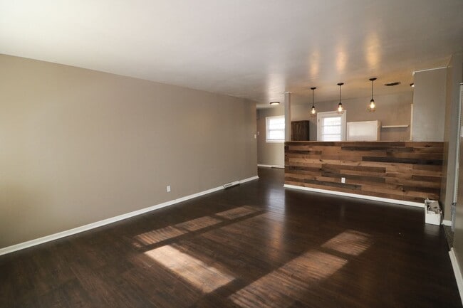 Building Photo - Awesome 4 bedroom home located just a short walk from Campus and Bill Snyder Family Stadium!