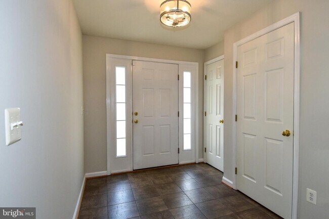 Building Photo - Beautifully updated townhome with an attac...