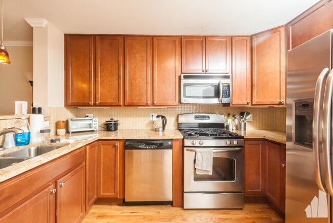 Building Photo - 3154 S Prairie Ave