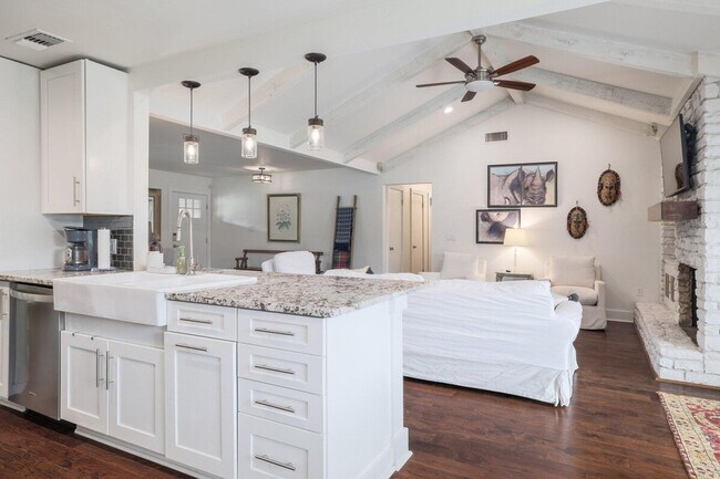 Foto del edificio - 7107 Scenic Brook Dr