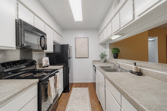 Building Photo - Cross Creek