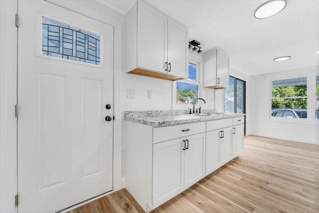 Foto del edificio - 702 E Park Ave