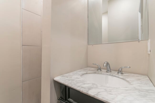 Building Photo - 917 W Duncannon Ave