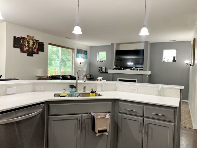 Foto del edificio - Remodeled Maple Woods Beauty