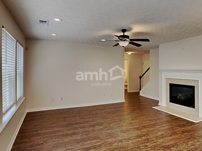 Building Photo - 307 Meadows Ln