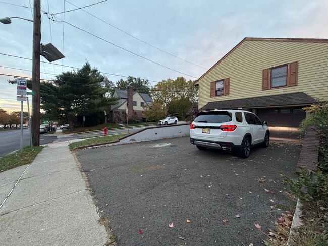 Building Photo - 697 Allwood Rd