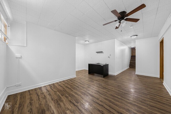 Building Photo - Large Skokie Basement Apartment with Free ...