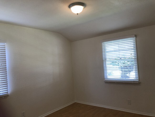 BR2 - 7227 El Manor Ave