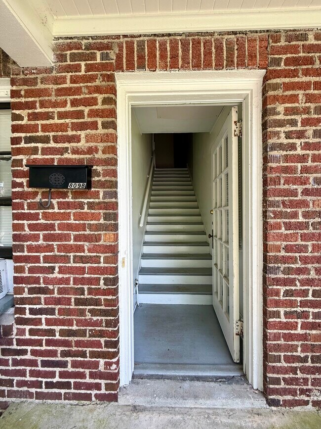 Private Entrance - 809 Rankin Pl