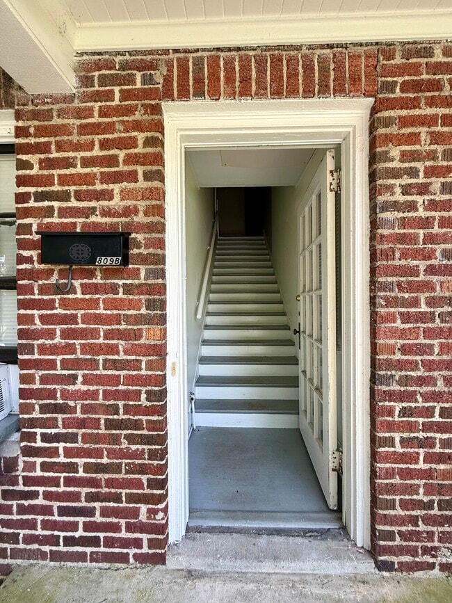 Private Entrance - 809 Rankin Pl