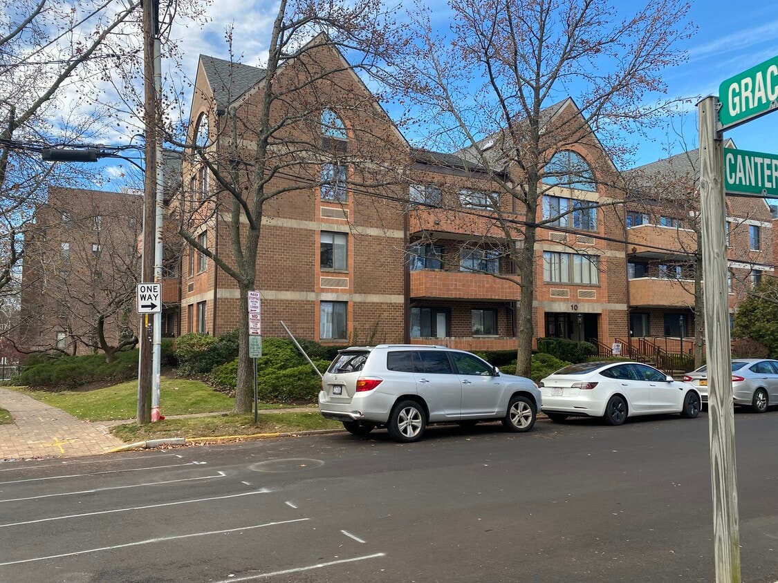 10 Canterbury Rd Unit 1B, Great Neck, NY 11021 Condo for Rent in