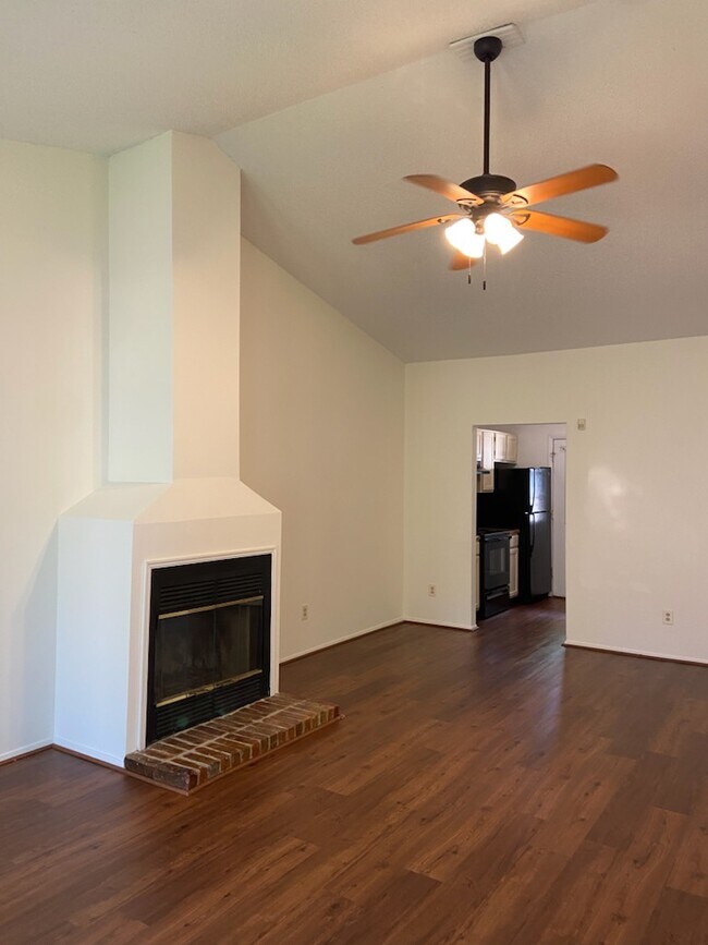 Foto del edificio - 706 Laurel Hill Dr