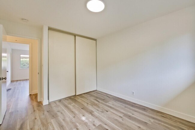 Building Photo - 686 Danforth Dr