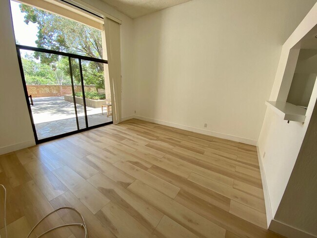 Foto del edificio - 310 N Civic Dr