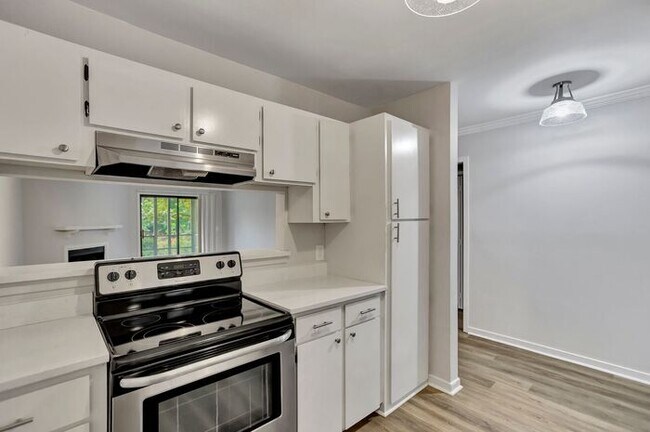 Building Photo - Welcome to your charming unit in West Ashley