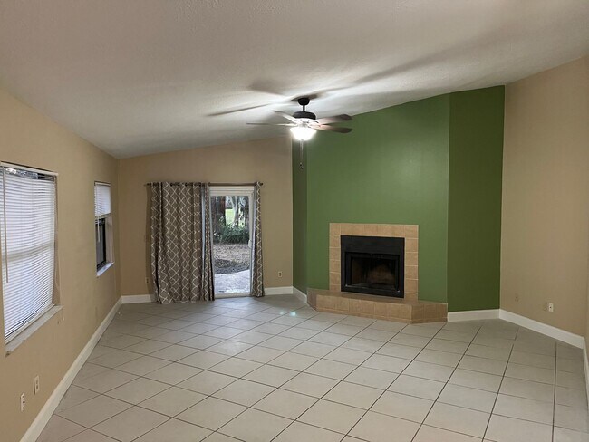 Building Photo - Spacious 3/3 home in Highlands