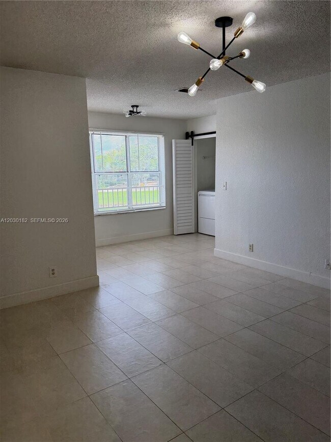 Foto del edificio - 3330 Pinewalk Dr N