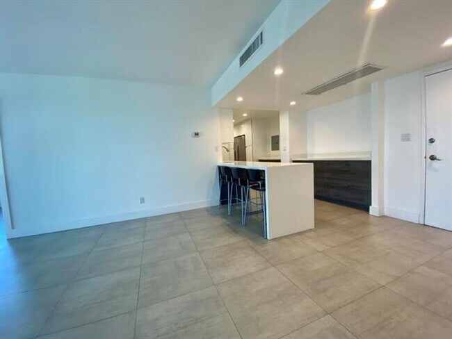 Building Photo - 5401 Collins Ave