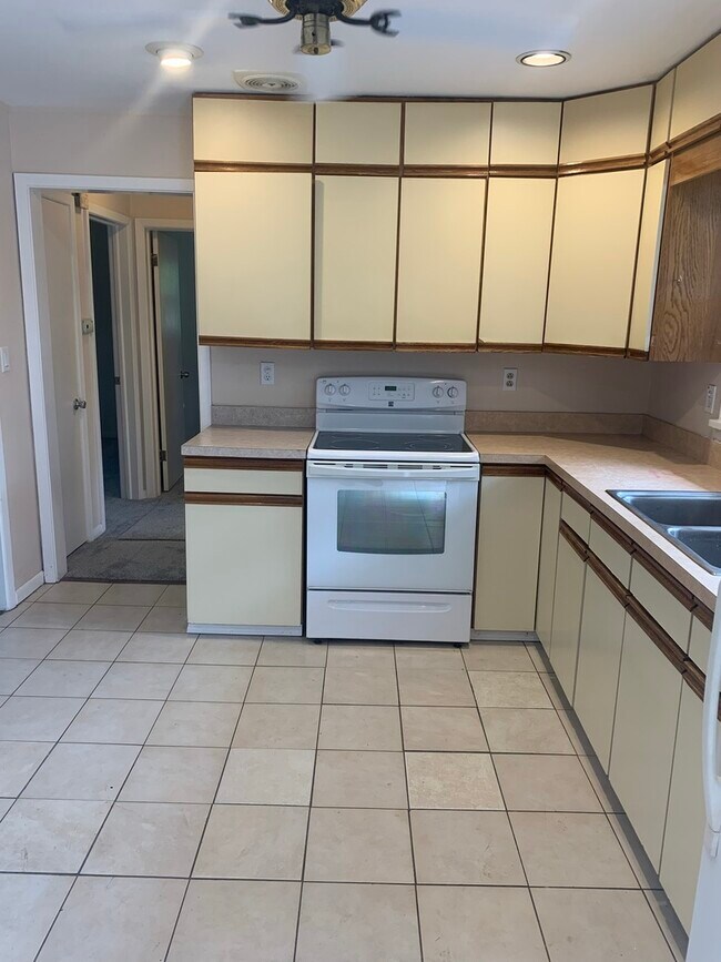 Building Photo - 282 Wooded Ln