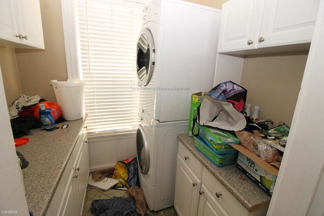 Building Photo - 4 br, 2.5 bath  - 11 Bayard St # Gnc