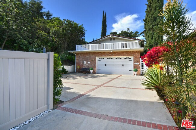 Building Photo - 16142 Bayberry Pl