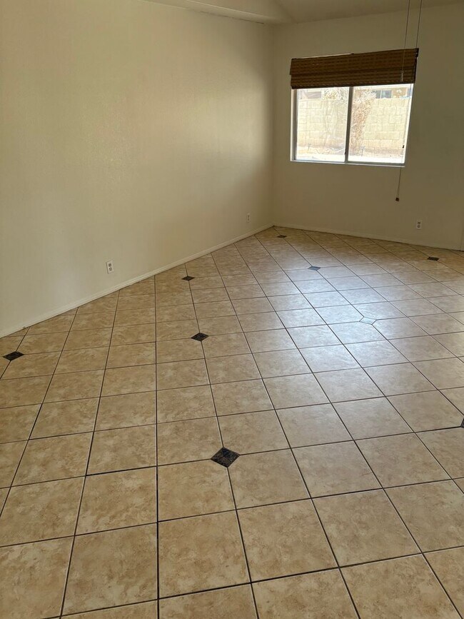 Foto del edificio - 4 BEDROOM IN CHANDLER WITH POOL