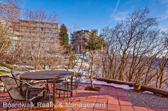 Building Photo - 850 S Donner Way