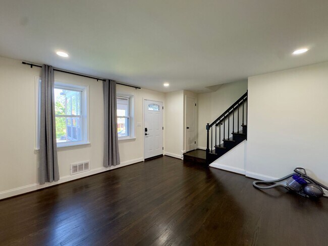 Building Photo - Charming 3 Bedroom/2 Bathroom Townhome with Smart Appliances in Eastwood, Baltimore, MD!