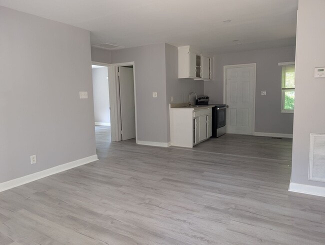 Building Photo - 1 Story Duplex located in the Greenwood Pa...