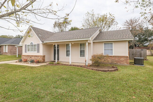 Building Photo - 15520 Glen Dr