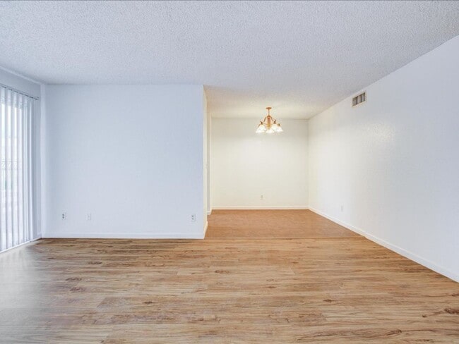 Building Photo - $400 OFF FIRST MONTH'S RENT!*