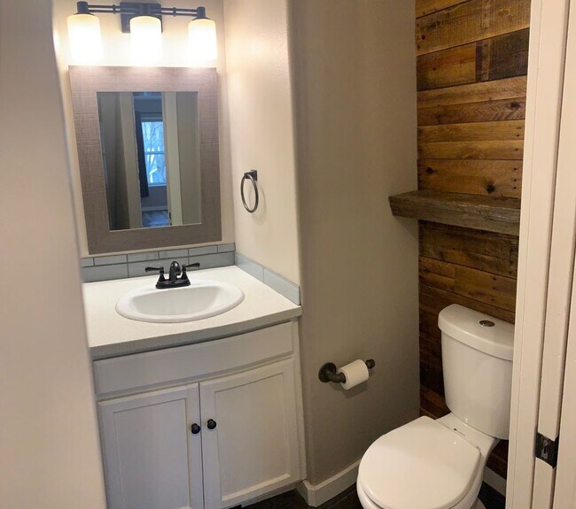 Building Photo - $2,450 - Customized Three-Story Townhome, ...