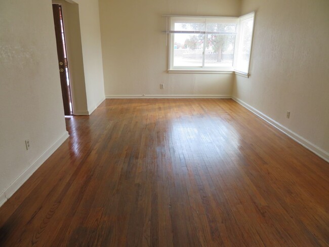 Building Photo - Clean 2 Bedroom, 1 Bath Home for Rent