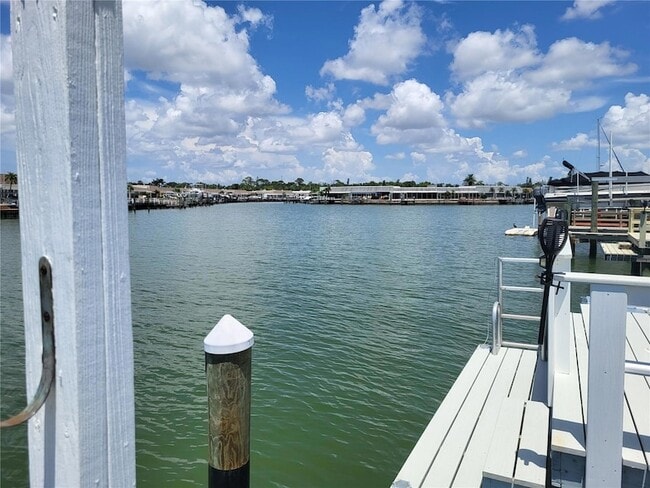 Foto del edificio - 555 Boca Ciega Point Blvd S