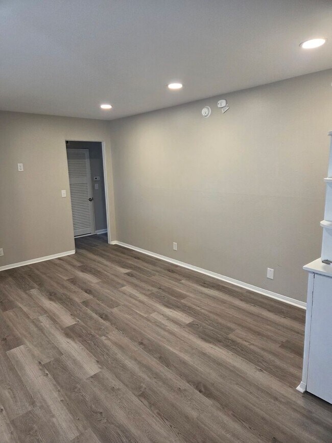 Foto del edificio - 3 bed, 1 bath, 1 car garage with fenced in backyard. District 66, right next to Aksarben!