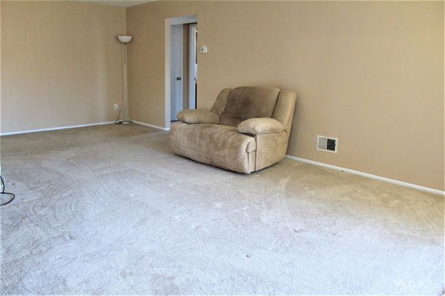 Living - 609 Sharon Garden Ct