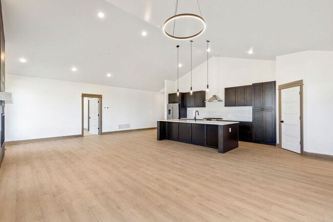 Foto del edificio - Brand New-Gorgeous 4 Bedroom Home! 3 Car G...