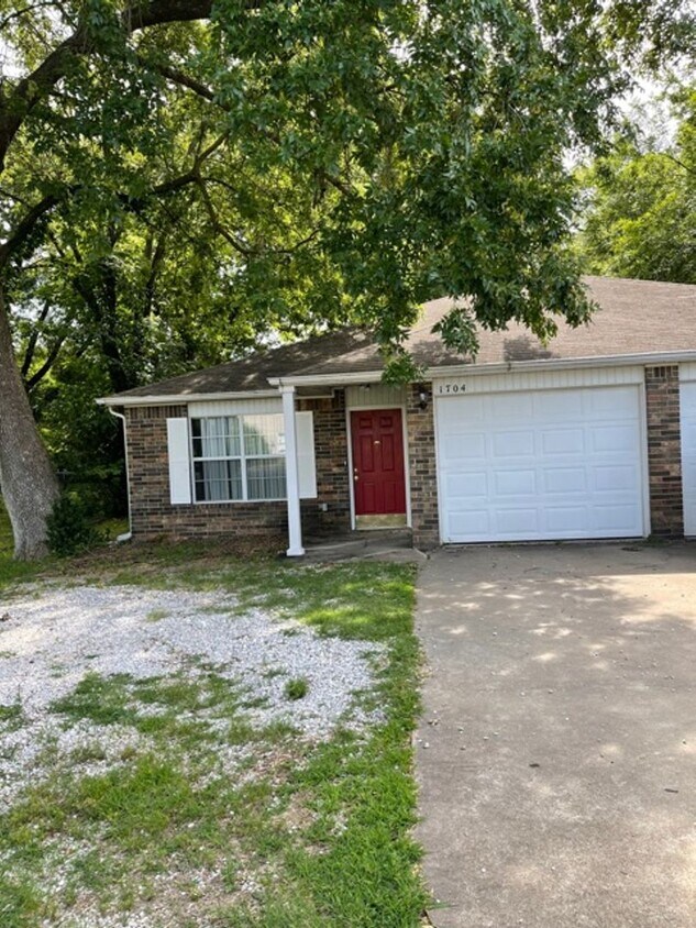 Foto principal - 1702-1704 N. Lewis Ave