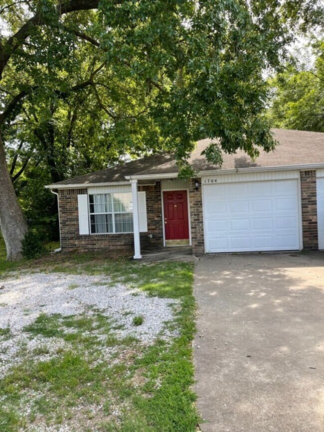 Building Photo - 1702-1704 N Lewis Ave